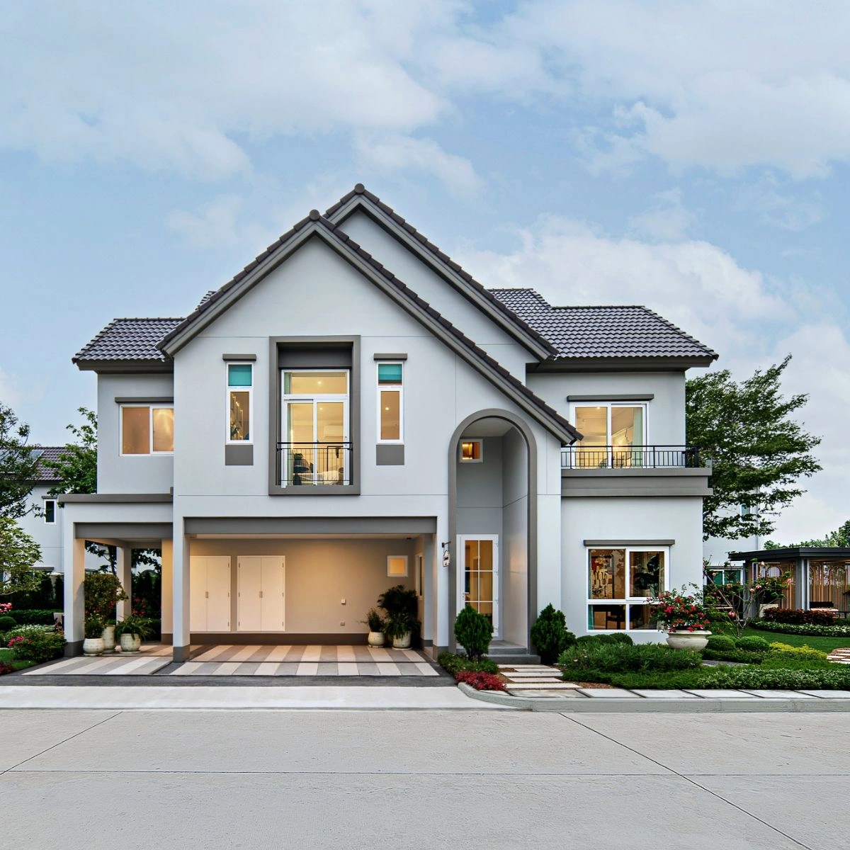 บ้าน สราญสิริ จตุโชติ เลขที่ 999/8 ทิศใต้ แปลงมุม ใกล้หน้าโครงการ