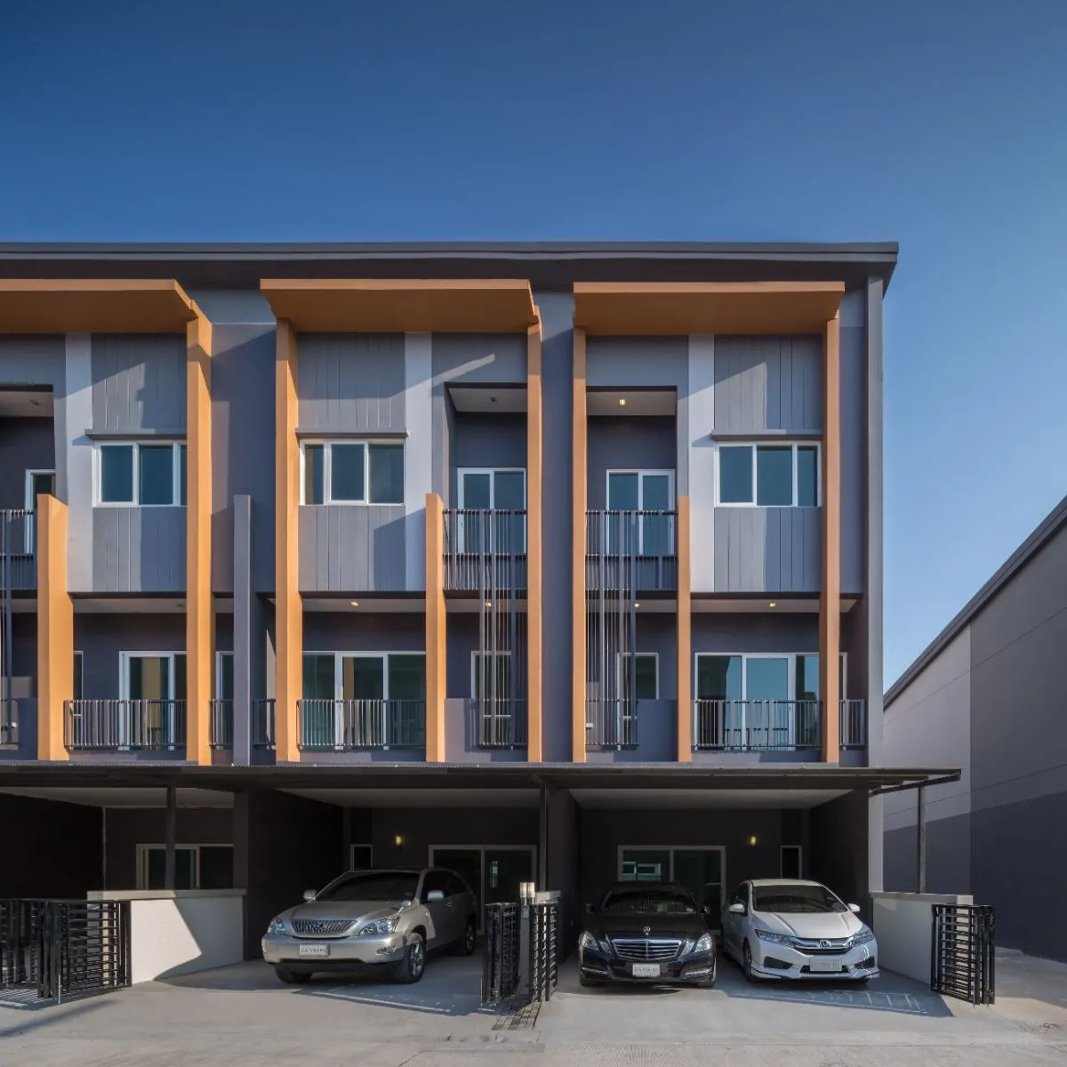 ทาวน์โฮม ทาวน์ อเวนิว สองแคว - พิษณุโลก เลขที่ 199/46 ทิศใต้ ติดถนนเมน ใกล้สวน