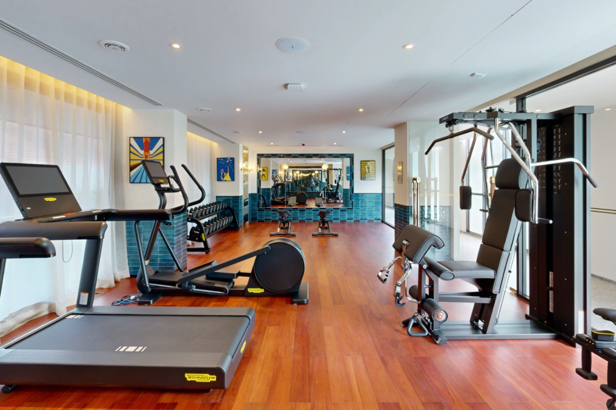 Via 34 : THE GYM , THE CLUB