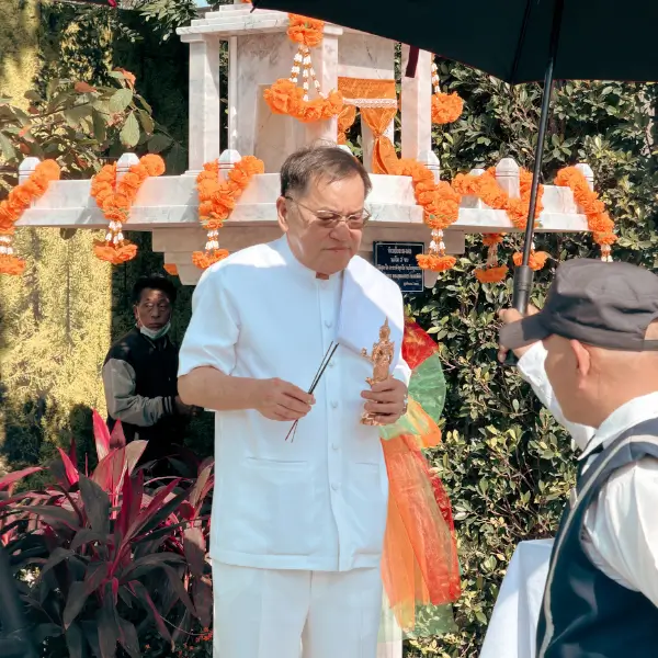 ภาพอาจารย์พิชัย ขณะทำพิธีตั้งศาล