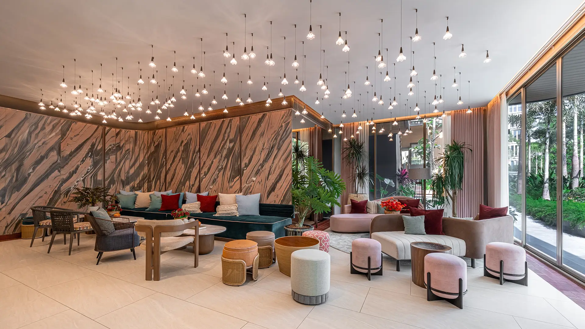 GLAMMERING LOBBY